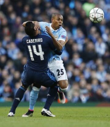 Casemiro blocks Fernandinho.