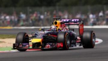 Vettel manda en la lluvia inglesa