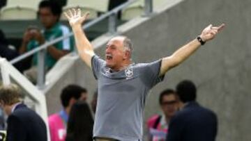El director técnico de Brasil, Luiz Felipe Scolari, observa las acciones ante México hoy, miércoles 19 de junio de 2013, durante un partido de la Copa Confederaciones en Fortaleza (Brasil). Brasil ganó 2-0.