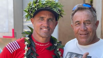 Larry Haynes haciendo el gesto del shaka junto a Kelly Slater durante el Billabong Pro Pipeline 2022 de surf.