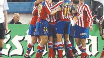 <b>UNA PIÑA. </b>Los jugadores se abrazan tras el gol conseguido ante el Valencia.