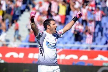 El portero nacido Florida, una ciudad situada en la República Oriental del Uruguay, es conocido en España por su paso por el Villarreal. Tras ello se marchó a Grecia para defender los colores del AE Larisa hasta que en el 2011 fichó por el Junior. Leyenda del club en el cual estuvo once años.