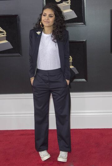 La cantante Alessia Cara posa a su llegada al Madison Square Garden de Nueva York, para participar de la 60 edición de los Premios Grammy