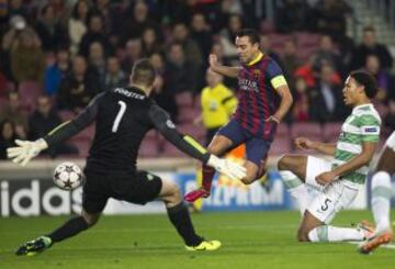 El centrocampista del FC Barcelona Xavi Hernández (c) intenta lanzar ante la defensa del portero del Celtic Fraser Gerard Forster (i) y el defensa Virgil van Dijk (d) durante el partido correspondiente al sexto encuentro del Grupo H, de la Champions League que disputan hoy en el estadio Camp Nou.