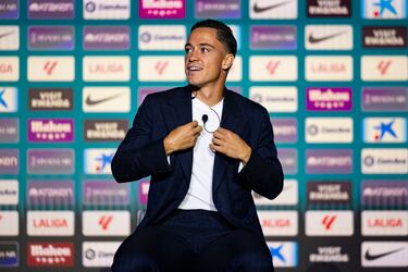 Giacomo Raspadori durante la presentación. 