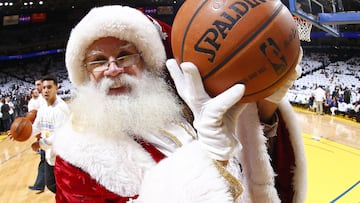 Papá Noel con un balón en un partido de la NBA.