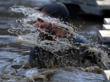 La carrera Tough Guy, se celebra desde 1987 en Inglaterra y desafía a sus participantes a recorrer 15km llenos de los obstáculos, donde hasta los más expertos se quedan en el camino. 