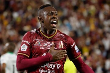 AMDEP1949. IBAGUÉ (COLOMBIA), 26/06/2022.- Juan Fernando Caicedo del Tolima celebra un gol hoy, en el partido de la final de la Primera División de fútbol colombiano entre Deportes Tolima y Atlético Nacional en el estadio Manuel Murillo Toro en Ibagué (Colombia). EFE/Mauricio Dueñas Castañeda
