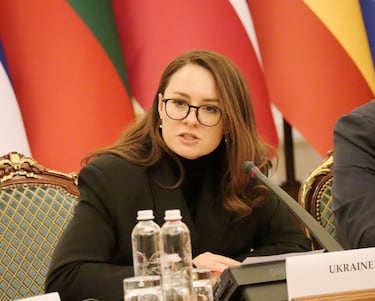 Forma de gobierno: República semipresidencialista unitaria | Svyrydenko es una economista y política de ideología pragmática enfocada en la reconstrucción económica postbélica. Ejerce el cargo desde 2025 nombrada a proposición de Volodímir Zelenski. 