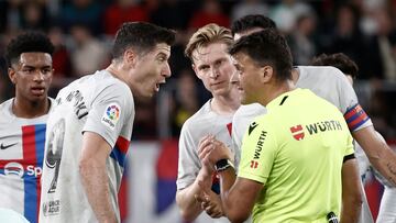 PAMPLONA, 08/11/2022.- El delantero del FC Barcelona Robert Lewandowski (i) conversa con el árbitro Gil Manzano (d) al ser expulsado, durante el partido de Liga en Primera División que Osasuna y FC Barcelona disputan este martes en el estadio de El Sadar, en Pamplona. EFE/Jesús Diges