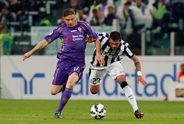 En la Fiorentina jugó 2 temporadas en las que participó en 71 partidos, anotando 7 goles y repartiendo 12 asistencias.