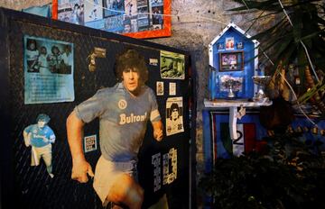 Los aficionados homenajean a Maradona en las calles de Nápoles.