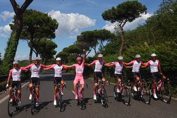 El equipo UAE, con su equipación especial, para la última etapa del Giro 2024.