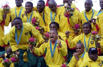 30 Sep 2000: Camerún celebra después de ganar la medalla de oro en Fútbol Masculino frente a España en los Juegos Olímpicos de Sídney 2000, en Sídeny, Autralia. Camerún ganó el partido 5-3 en los penaltis. DIGITAL IMAGE. Mandatory Credit: Robert Cianflone