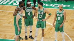 Boston (United States), 25/04/2024.- (L-R) Boston Celtics guard Payton Pritchard, Boston Celtics guard Jaylen Brown, Boston Celtics guard Jrue Holiday, Boston Celtics forward Jayson Tatum, and Boston Celtics guard Derrick White on the floor in the final minutes agaisnt the Miami Heat during the second half of the NBA Eastern Conference first round playoff game two between the Miami Heat and the Boston Celtics in Boston, Massachusetts, USA, 24 April 2024. The Boston Celtics lead the best of seven series 1-0. (Baloncesto) EFE/EPA/CJ GUNTHER SHUTTERSTOCK OUT
