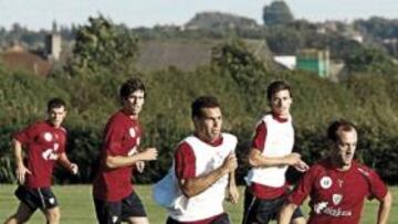 <b>SOL EN COLCHESTER. </b>Joseba Etxeberria y Javi Casas disputan un balón ante la mirada de Iturraspe, Martínez, Koikili y Gurpegi.