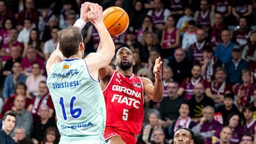 base del Bàsquet Girona, Derek Needham, lanza a canasta ante el alero de Hiopos Lleida, Millán Jiménez.