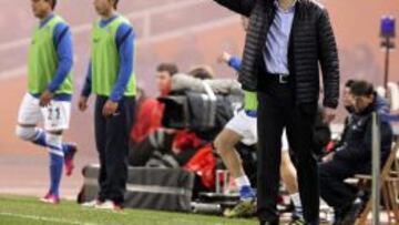 El entrenador de la Real Sociedad, Philippe Montanier, da instrucciones a sus jugadores, durante el partido correspondiente a la vig&eacute;sima jornada de Liga de Primera Divisi&oacute;n disputado hoy en el estadio de Anoeta de San Sebasti&aacute;n. 