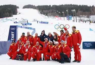 Oriol Cardona y Ana Alonso celebran junto a la delegación española el haber conseguido la medalla de bronce.