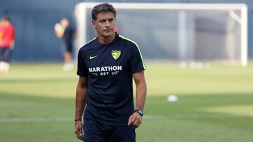 Michel dirigiendo un entrenamiento del M&aacute;laga