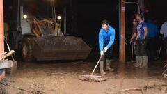 Rafa Nadal achica agua y barro en Sant Lloren&ccedil; del Cardassar tras las graves inundaciones que afectaron al municipio mallorqu&iacute;n.