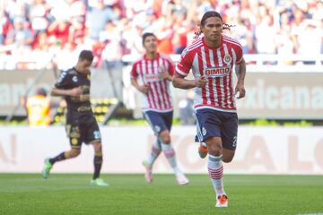 La carrera del 'Gullit' despegó junto al León una vez que consiguieron el ascenso a la Liga MX. Esto lo llevó a la Selección Nacional e incluso fue a Brasil 2014. Pará el 2015 firmó con el Rebaño, pero su carrera fue a la baja. Regresó a León, volvieron a prestarlo al Guadalajara y después sorprendió al ser traspasado al Rangers de Escocia en el 2017. No tuvo éxito; volvió a la Liga MX al año siguiente. 