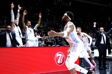 Yabusele celebra con el banquillo madridista su triple desde más de 20 metros.