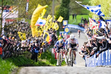 Pogacar en un momento de la carrera.