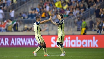 Sebastián Córdova y Jorge Sánchez festejan un gol con el América