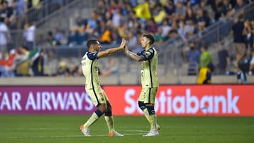 Sebasti&aacute;n C&oacute;rdova y Jorge S&aacute;nchez festejan un gol con el Am&eacute;rica