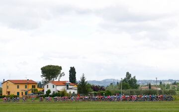 Gaviria conquistó su primer triunfo al esprint en este Giro