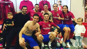 Gabi, con compa&ntilde;eros en el vestuario del Atl&eacute;tico tras vencer al Sevilla.