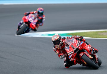 Francesco Bagnaia, en primera posición, delante, con cierta distancia, de Jorge Martín durante las últimas vueltas de la carrera.