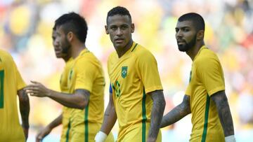 Brazil&#039;s Neymar (C) is pictured after scoring a penalty against Honduras during their Rio 2016 Olympic Games men&#039;s football semifinal match at the Maracana stadium in Rio de Janeiro, Brazil, on August 17, 2016. / AFP PHOTO / Martin BERNETTI