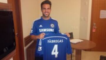 Cesc posa con la camiseta del Chelsea.