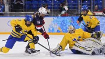La estadounidense Kelli Stack lucha por el disco con las suecas Lina Wester y la portera Valentina Wallner.