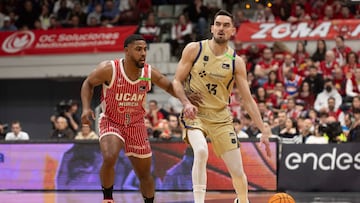 El base checo del Barcelona Tomas Satoransky (d) controla el balón ante la presión del base estadounidense de UCAM David DeJulius (i), durante el partido de la décimo octava jornada de la Liga Endesa que están disputando este domingo en el Palacio de los Deportes de Murcia.