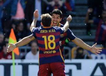 Luis Suárez celebra con Jordi Alba el 0-1.