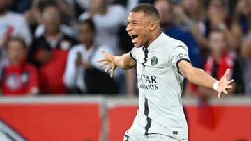 LILLE - Kylian Mbappe of Paris Saint-Germain celebrates his goal during the French Ligue 1 match between Lille OSC and Paris Saint Germain at the Pierre-Mauroy Stadium on August 21, 2022 in Lille, France. ANP | Dutch Height | Gerrit van Keulen (Photo by ANP via Getty Images)