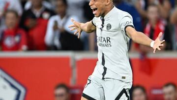 LILLE - Kylian Mbappe of Paris Saint-Germain celebrates his goal during the French Ligue 1 match between Lille OSC and Paris Saint Germain at the Pierre-Mauroy Stadium on August 21, 2022 in Lille, France. ANP | Dutch Height | Gerrit van Keulen (Photo by ANP via Getty Images)