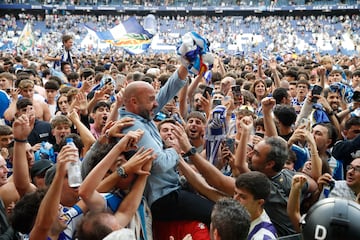 Manolo González sale a hombros del RCDE Stadium tras el ascenso a Primera al mando del Espanyol.
