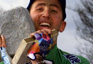 Los ciclistas se burlan de la edad de Tafi en su intento de correr París-Roubaix