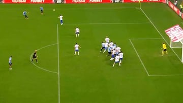 La genial asistencia de un chileno en Europa: ¡tiro libre perfecto!