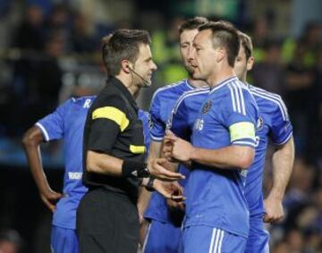 John Terry y el árbitro Rizzoli.