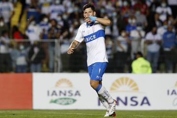 El 'Poncho' ya suma siete trofeos con la UC: tres torneos de Primera División, la Copa Chile de 2011 y tres Supercopa.