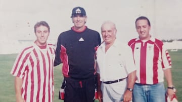 Antonio Abad, su padre y su hermano, junto a Iribar en Isla Canela.