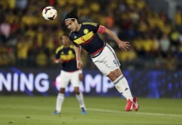 Colombia-Kuwait. Radamel Falcao en un remate de cabeza.