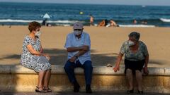 Tres ancianos descansan en el paseo mar&iacute;timo de la playa de la Malvarrosa durante la fase 2 de la desescalada en la pandemia de coronavirus COVID19. En Valencia, Espa&ntilde;a, a 3 de junio de 2020.