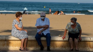Tres ancianos descansan en el paseo mar&iacute;timo de la playa de la Malvarrosa durante la fase 2 de la desescalada en la pandemia de coronavirus COVID19. En Valencia, Espa&ntilde;a, a 3 de junio de 2020.