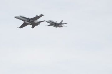 El piloto de Suzuki Maverick Viñales  ha pilotado el avión de combate F-18 de la Base Aérea de Zaragoza, con el que ha pasado del asfalto del circuito de MotorLand, donde competirá el próximo domingo en MotoGP, al cielo de Aragón. Viñales, cuyo nombre, Maverick, se debe al fervor que sentía su padre, Ángel, por el protagonista de la película "Top Gun" que protagonizaba Tom Cruise, y en el que interpretaba el papel de un piloto de combate, ha logrado hoy hacer realidad otra de sus pasiones al subirse a un caza del ejército español.